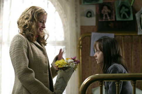 Still of Elisabeth Shue and Dakota Fanning in Slepynes (2005)