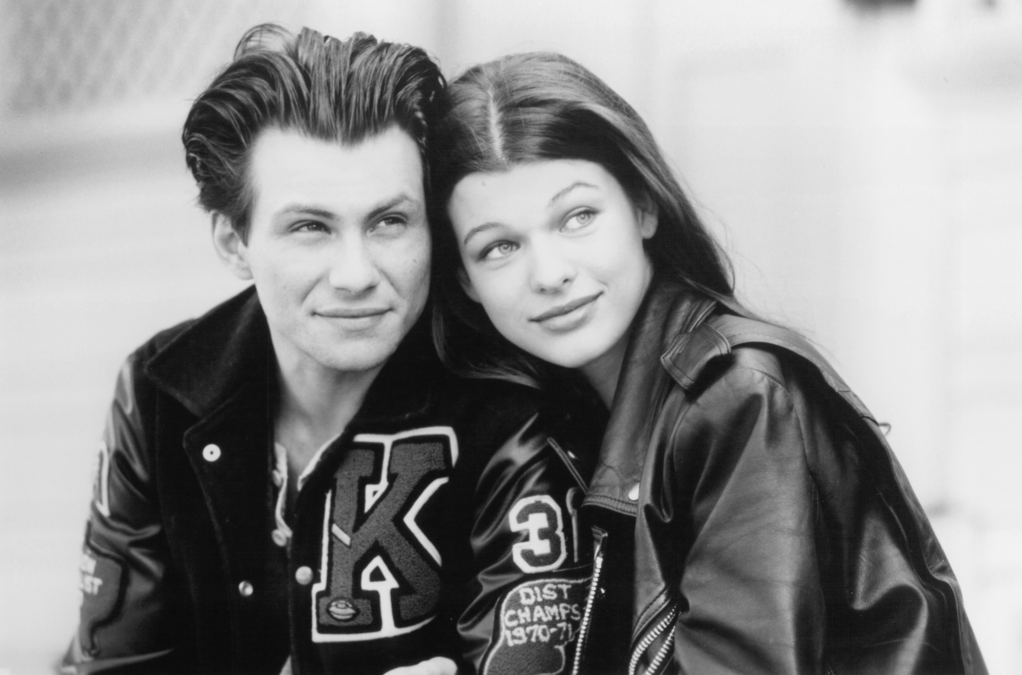 Still of Milla Jovovich and Christian Slater in Kuffs (1992)