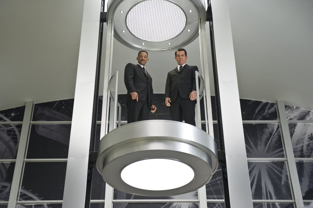 Still of Will Smith and Josh Brolin in Vyrai juodais drabuziais III (2012)