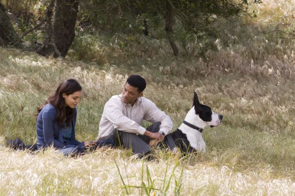 Still of Will Smith and Rosario Dawson in Septynios sielos (2008)