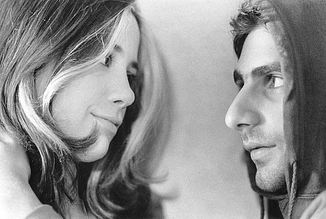 Still of Mira Sorvino and Michael Imperioli in Sweet Nothing (1995)