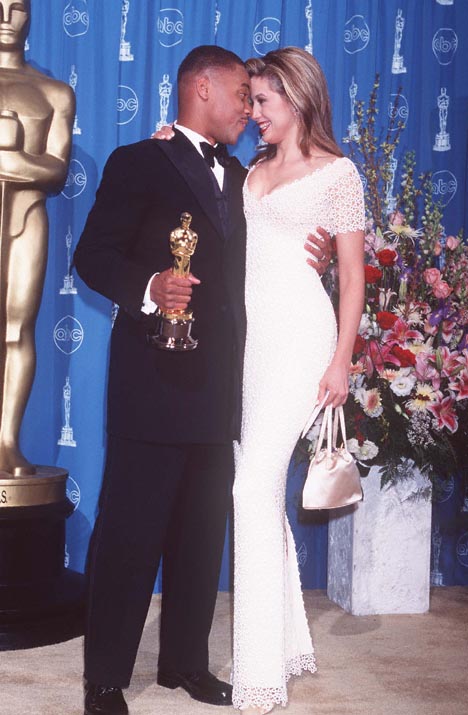 Mira Sorvino and Cuba Gooding Jr. at event of The 69th Annual Academy Awards (1997)