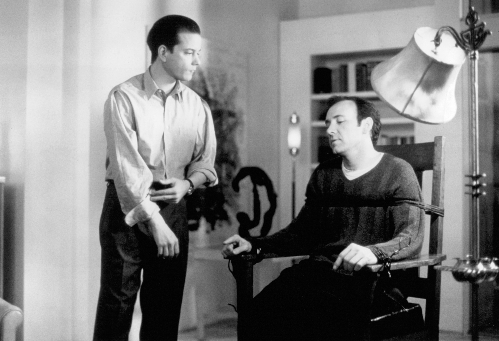 Still of Kevin Spacey and Frank Whaley in Swimming with Sharks (1994)