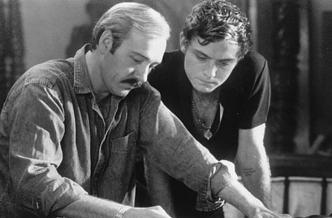 Still of Jude Law and Kevin Spacey in Midnight in the Garden of Good and Evil (1997)