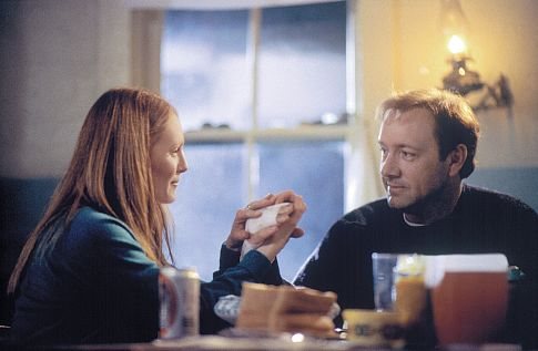 Still of Julianne Moore and Kevin Spacey in The Shipping News (2001)