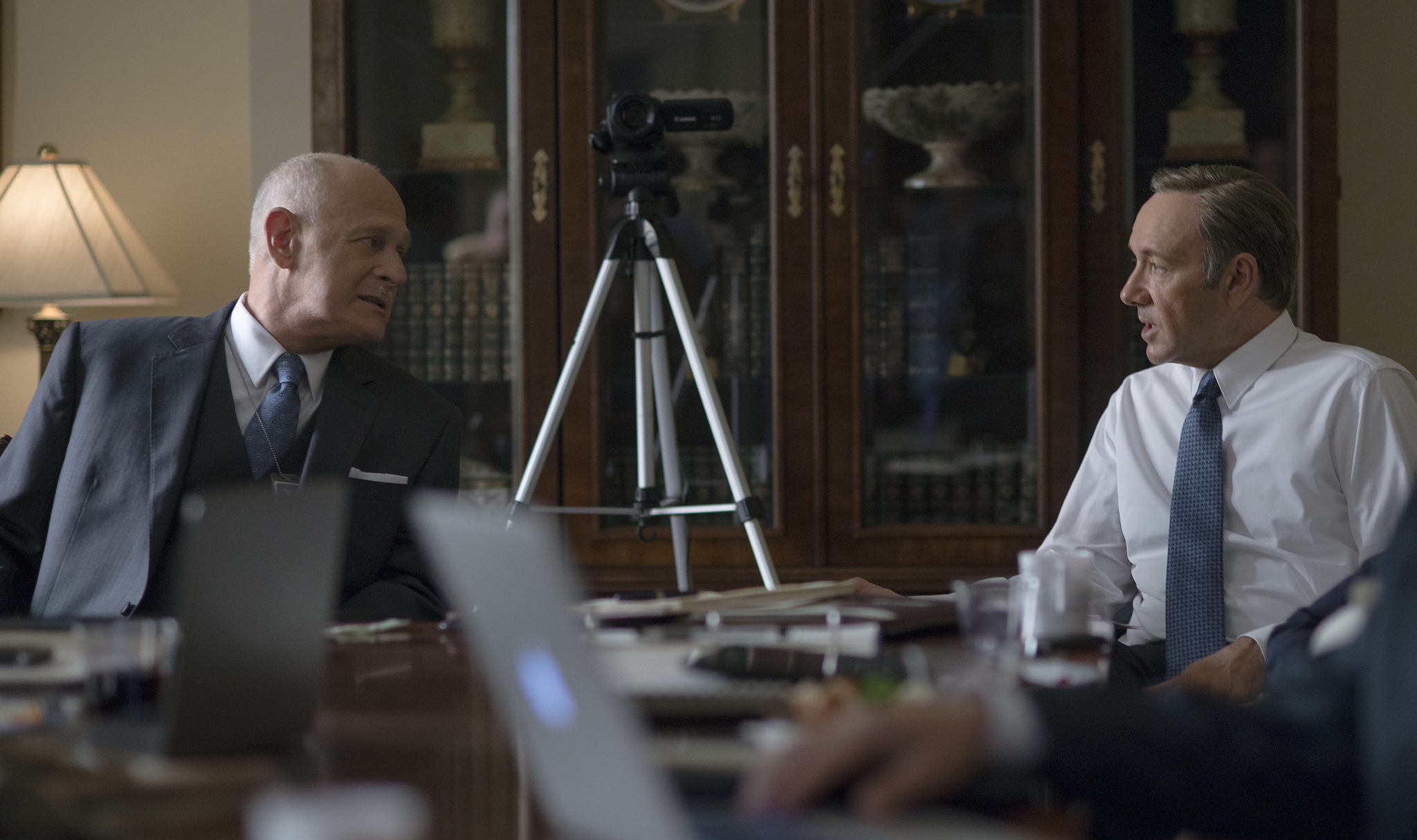 Still of Kevin Spacey and Gerald McRaney in Kortu Namelis (2013)