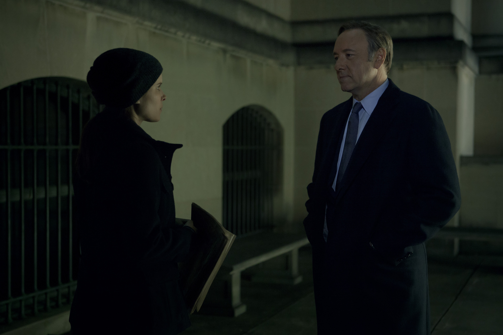 Still of Kevin Spacey and Kate Mara in Kortu Namelis (2013)