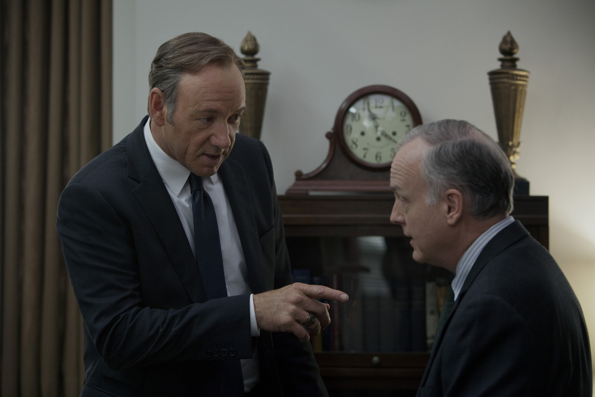 Still of Kevin Spacey and Reed Birney in Kortu Namelis (2013)