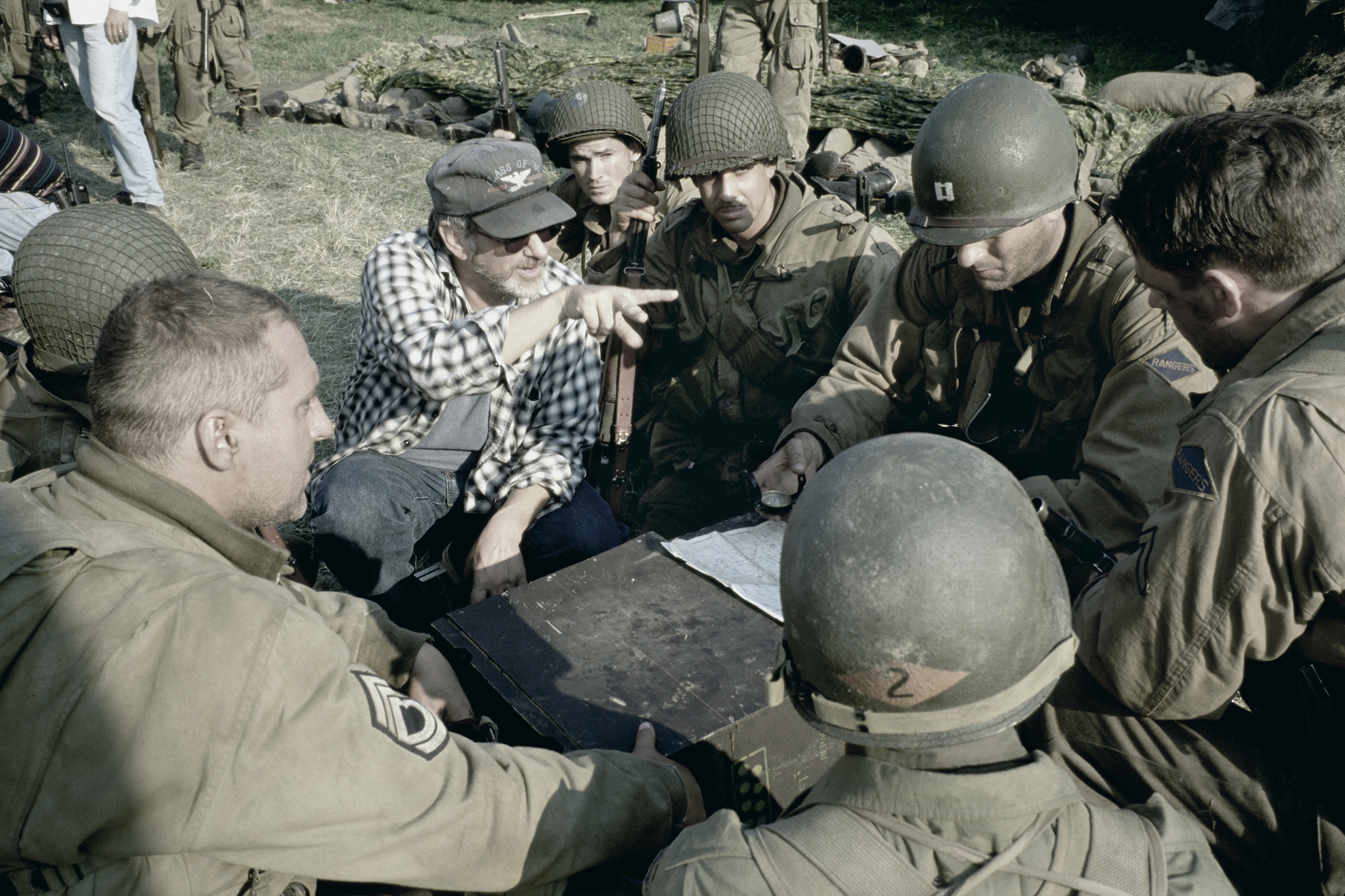 Still of Tom Hanks, Steven Spielberg, Jeremy Davies, Tom Sizemore and Adam Goldberg in Gelbstint eilini Rajena (1998)