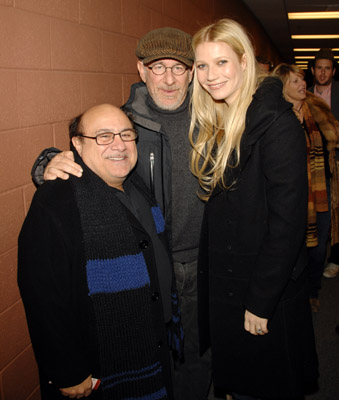 Steven Spielberg, Danny DeVito and Gwyneth Paltrow at event of The Good Night (2007)