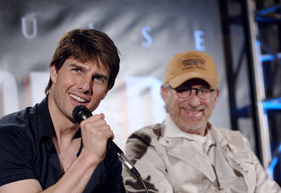 Tom Cruise and Steven Spielberg at event of Pasauliu karas (2005)