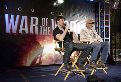 Tom Cruise and Steven Spielberg at event of Pasauliu karas (2005)