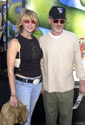 Steven Spielberg and Kate Capshaw at event of Srekas (2001)