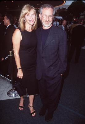 Steven Spielberg and Kate Capshaw at event of Gelbstint eilini Rajena (1998)