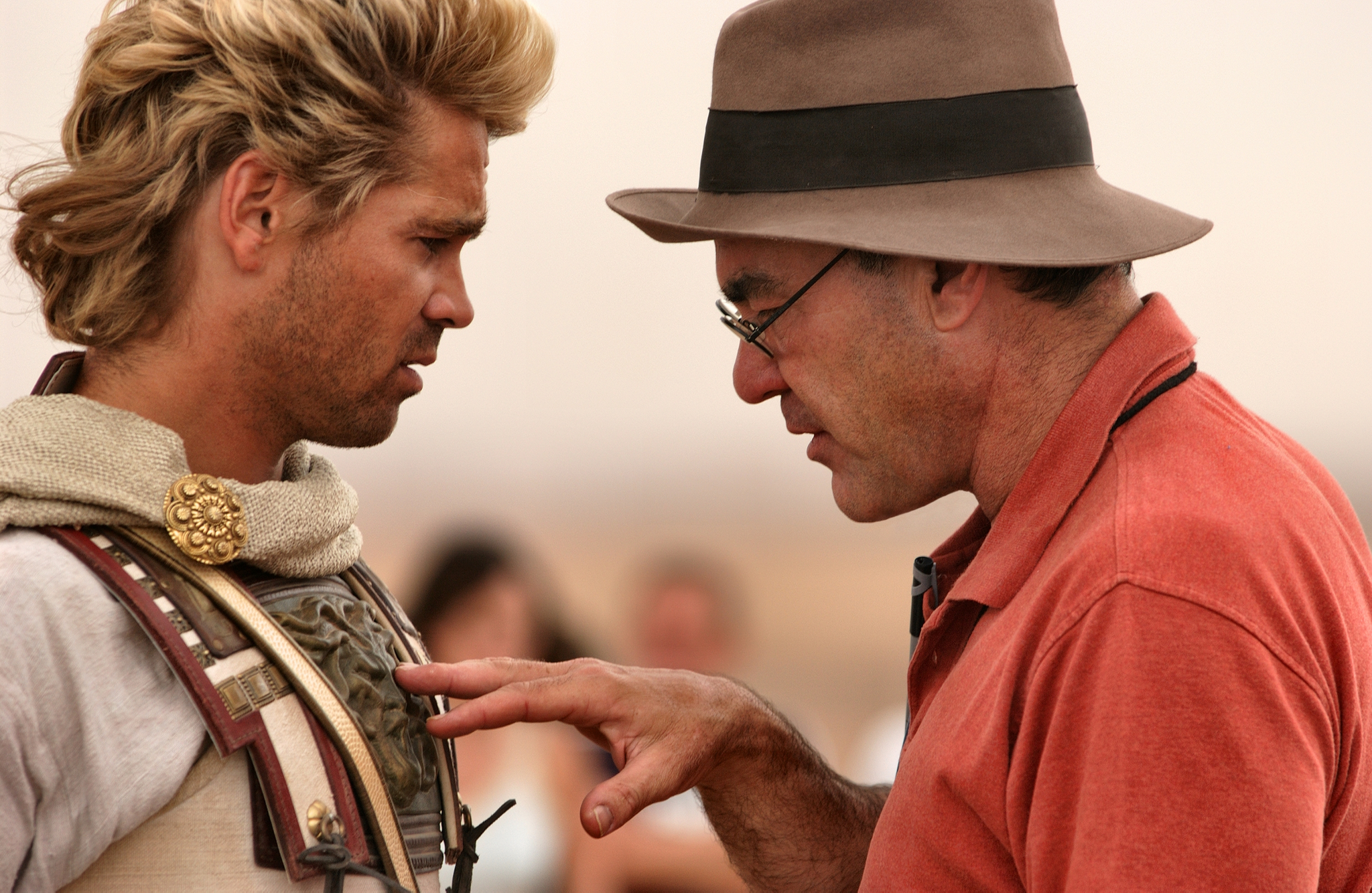 Still of Oliver Stone and Colin Farrell in Alexander (2004)