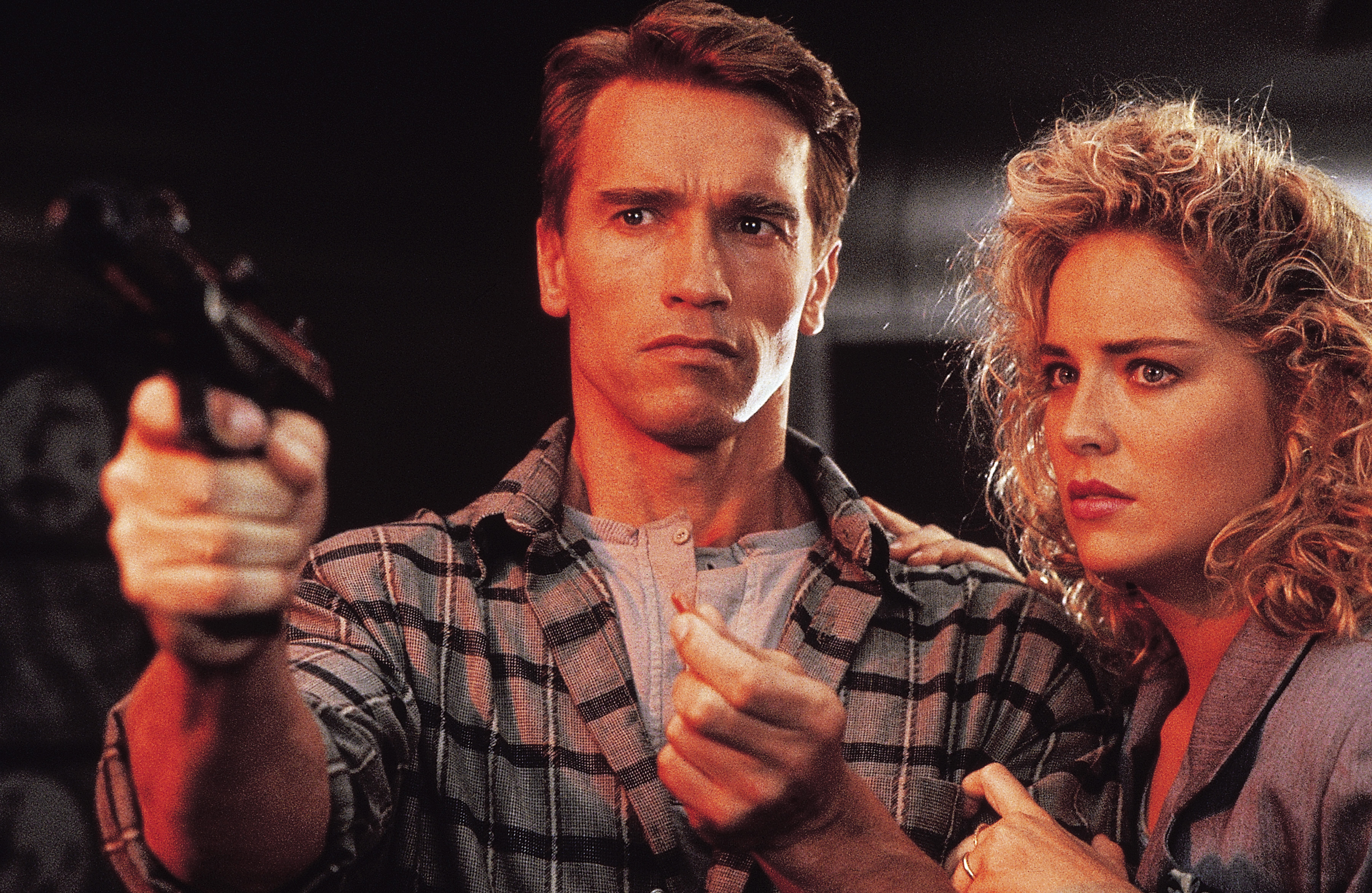 Still of Arnold Schwarzenegger and Sharon Stone in Viska prisiminti (1990)