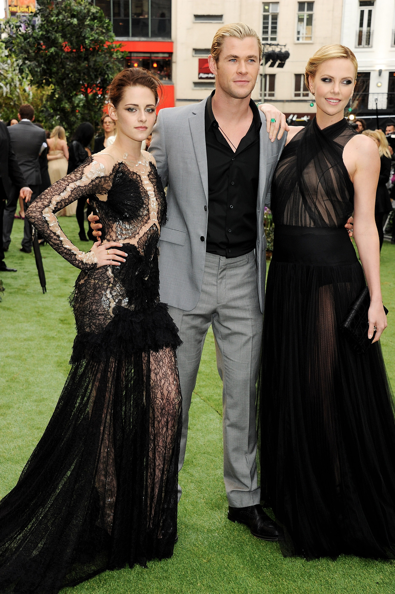Charlize Theron, Kristen Stewart and Chris Hemsworth at event of Snieguole ir medziotojas (2012)