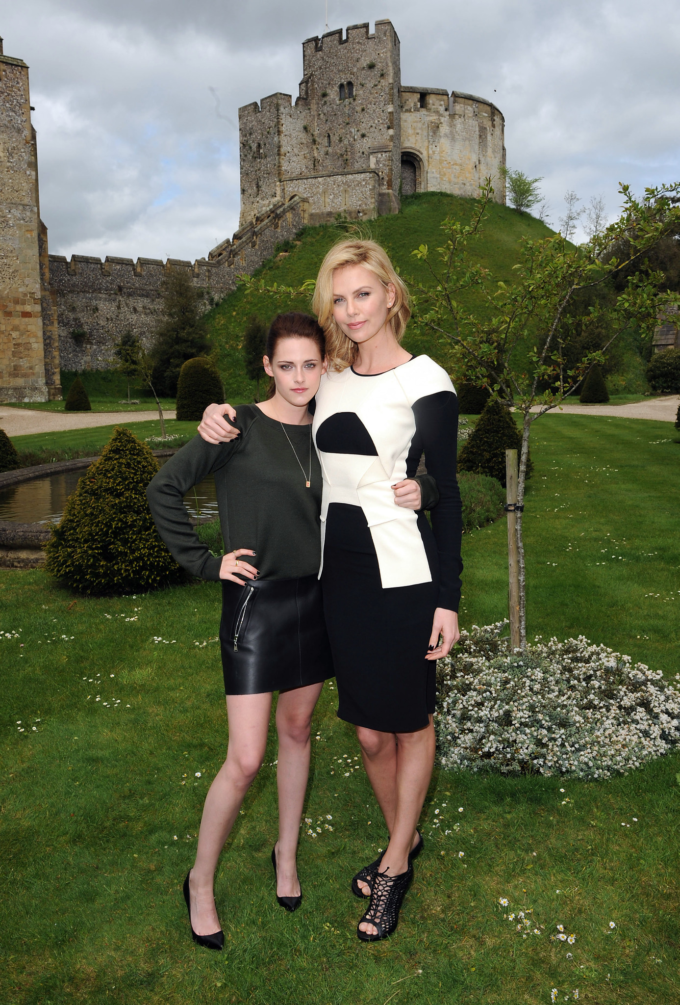 Charlize Theron and Kristen Stewart at event of Snieguole ir medziotojas (2012)