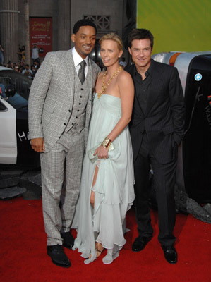 Will Smith, Charlize Theron and Jason Bateman at event of Hankokas (2008)