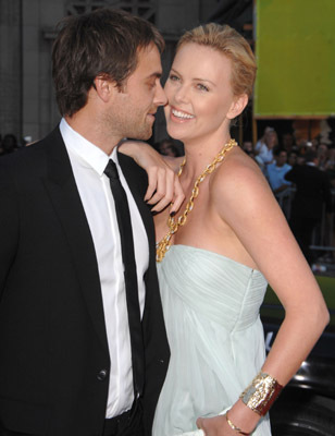 Charlize Theron and Stuart Townsend at event of Hankokas (2008)