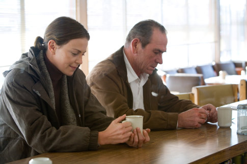 Still of Tommy Lee Jones and Charlize Theron in In the Valley of Elah (2007)