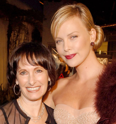 Charlize Theron and Gale Anne Hurd at event of Æon Flux (2005)