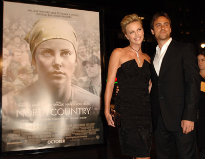 Charlize Theron and Stuart Townsend at event of North Country (2005)