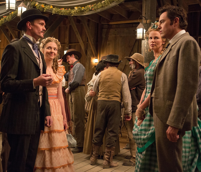 Still of Charlize Theron, Neil Patrick Harris, Seth MacFarlane and Amanda Seyfried in Simtas keliu iki grabo lentos (2014)