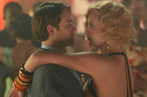 Still of Charlize Theron and Stuart Townsend in Head in the Clouds (2004)