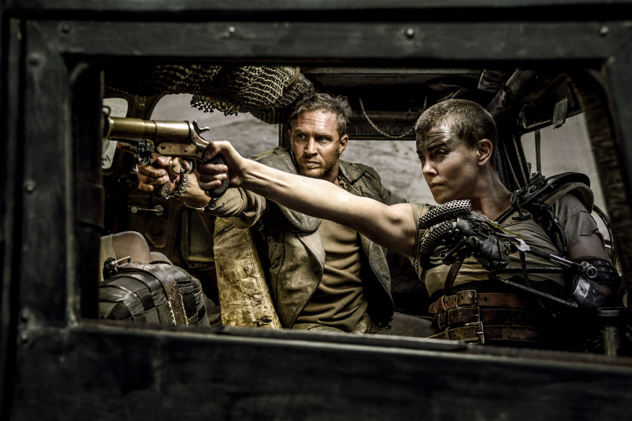 Still of Charlize Theron and Tom Hardy in Paseles Maksas: ituzio kelias (2015)