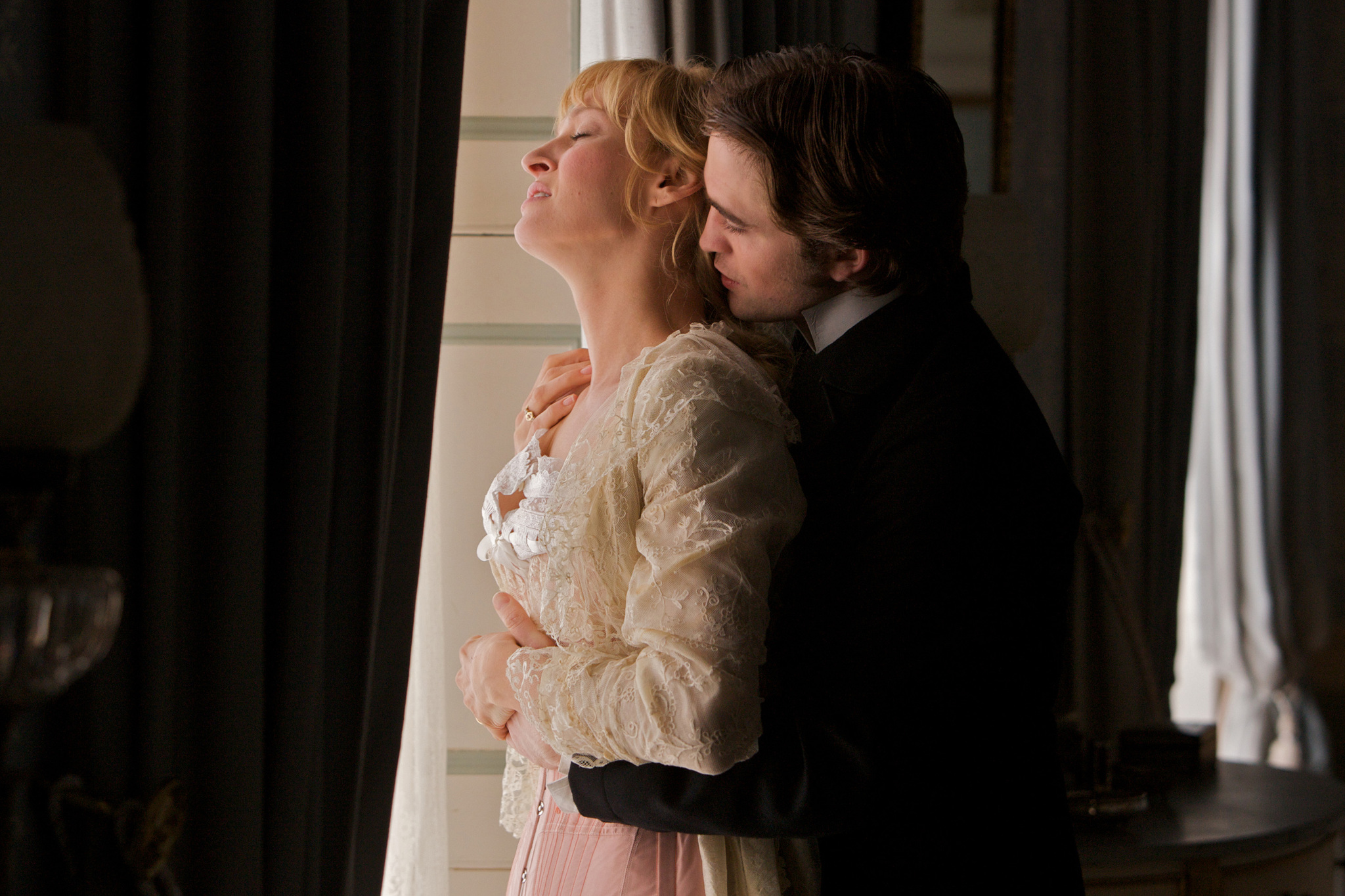 Still of Uma Thurman and Robert Pattinson in Mielas draugas (2012)