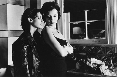 Still of Gina Gershon and Jennifer Tilly in Bound (1996)