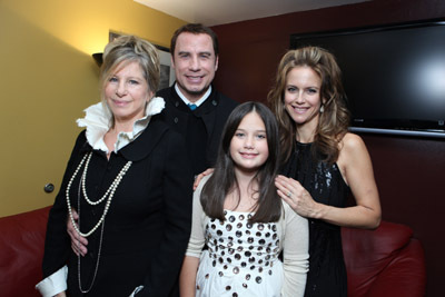 John Travolta, Kelly Preston, Barbra Streisand and Ella Bleu Travolta at event of Seni vilkai (2009)