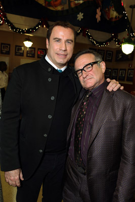 John Travolta and Robin Williams at event of Seni vilkai (2009)