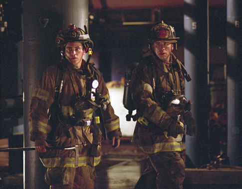 Still of John Travolta and Joaquin Phoenix in Ladder 49 (2004)