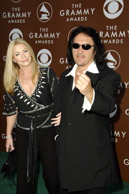 Shannon Tweed and Gene Simmons at event of The 48th Annual Grammy Awards (2006)