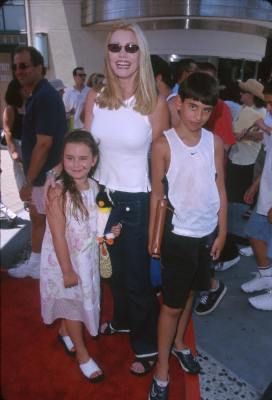 Shannon Tweed at event of Muppets from Space (1999)