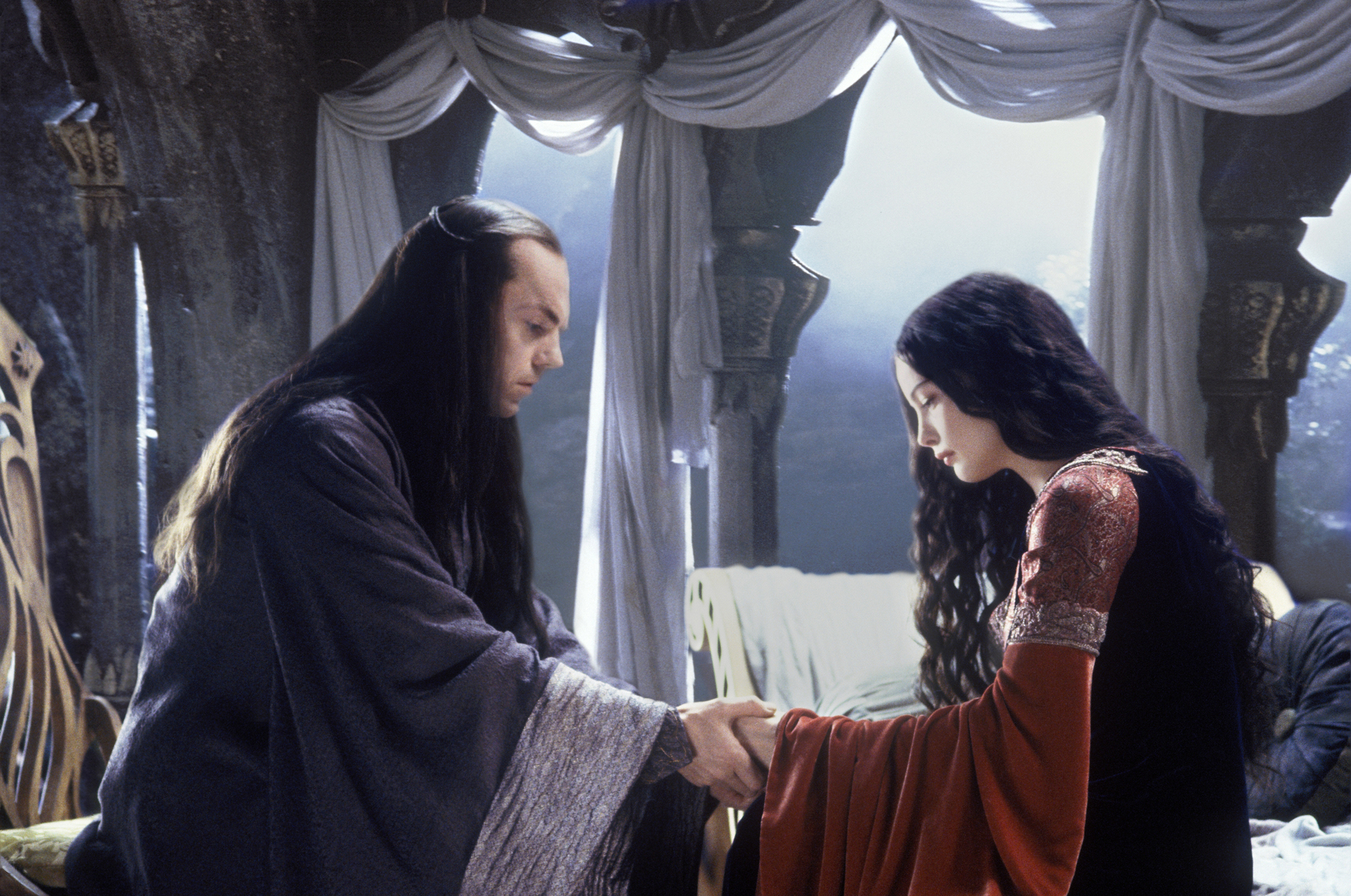 Still of Liv Tyler and Hugo Weaving in Ziedu Valdovas: Karaliaus sugrizimas (2003)