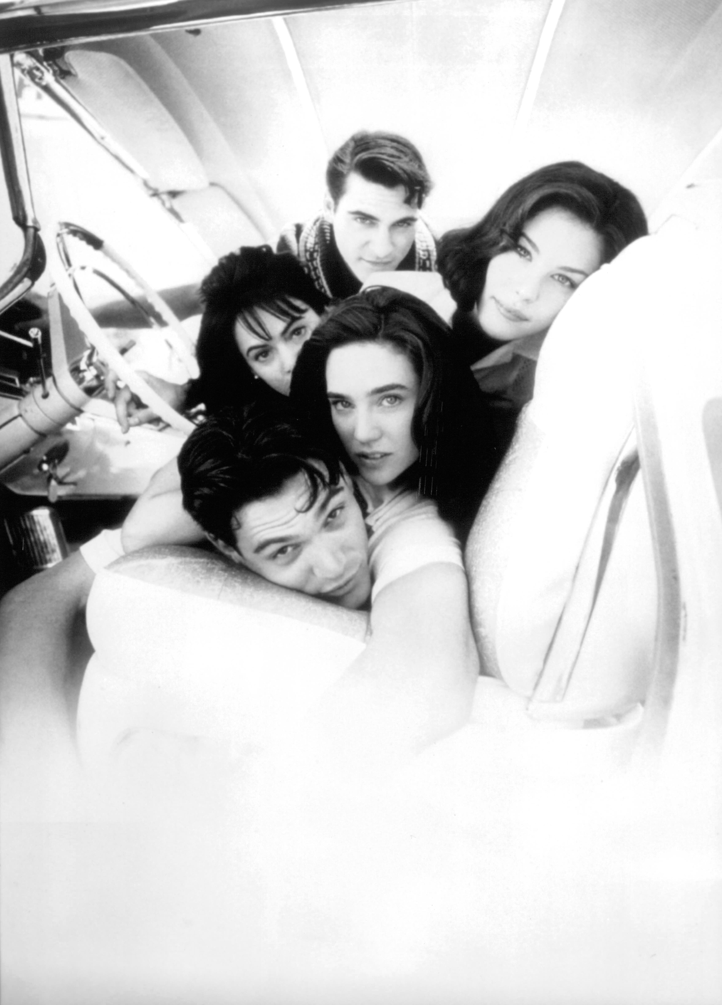 Still of Jennifer Connelly, Liv Tyler, Billy Crudup, Joaquin Phoenix and Joanna Going in Inventing the Abbotts (1997)