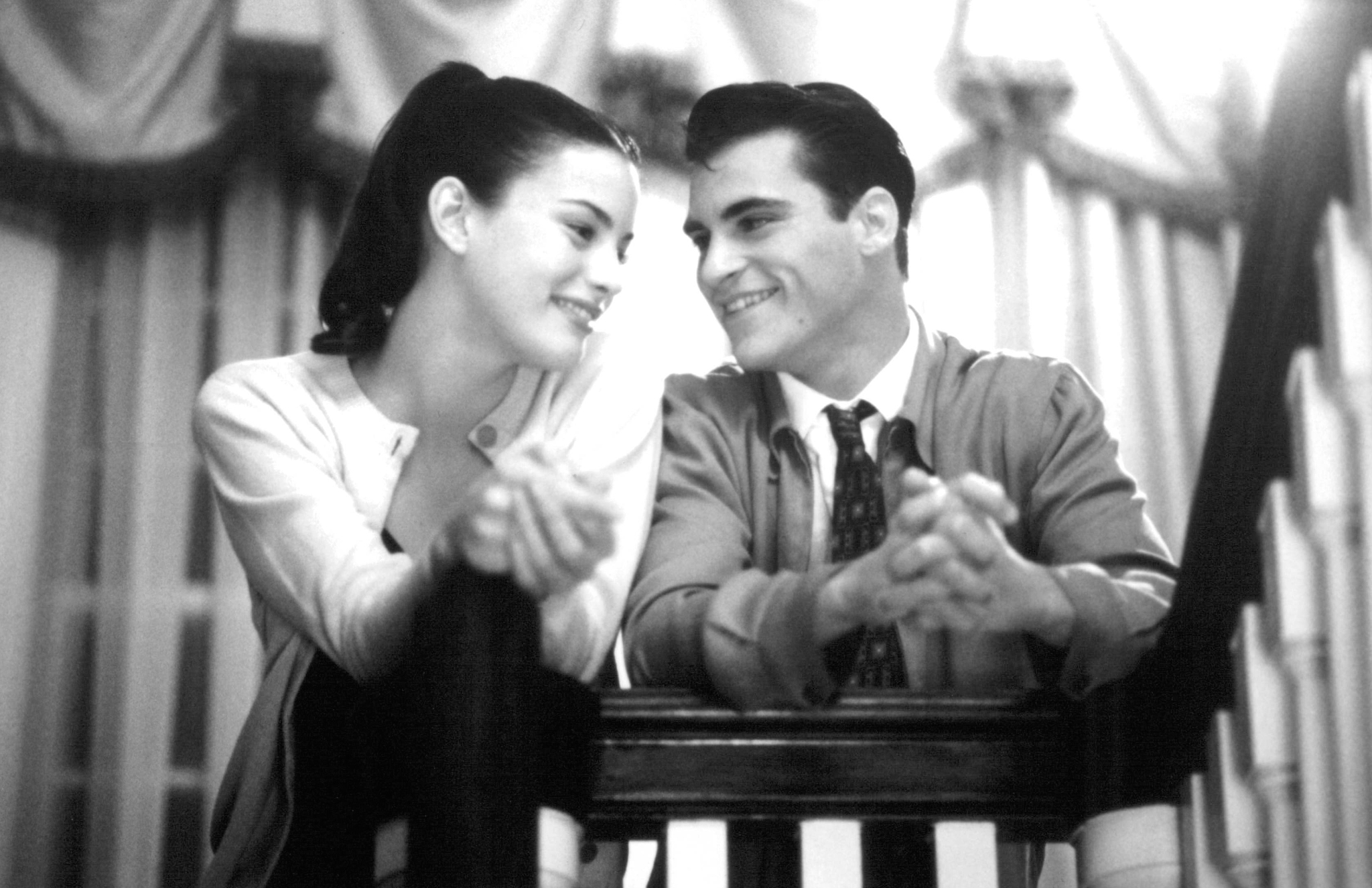 Still of Liv Tyler and Joaquin Phoenix in Inventing the Abbotts (1997)
