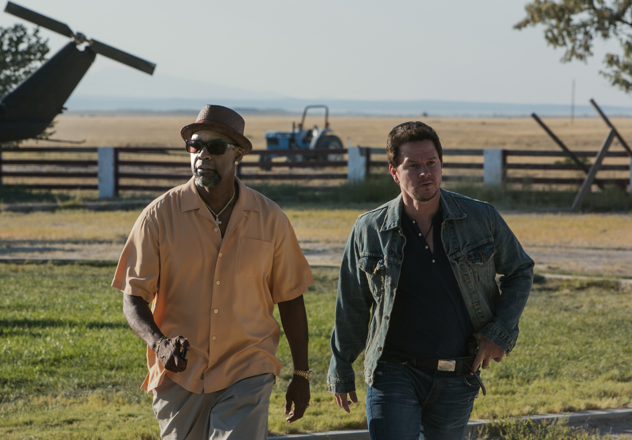 Still of Mark Wahlberg and Denzel Washington in 2 Ginklai (2013)