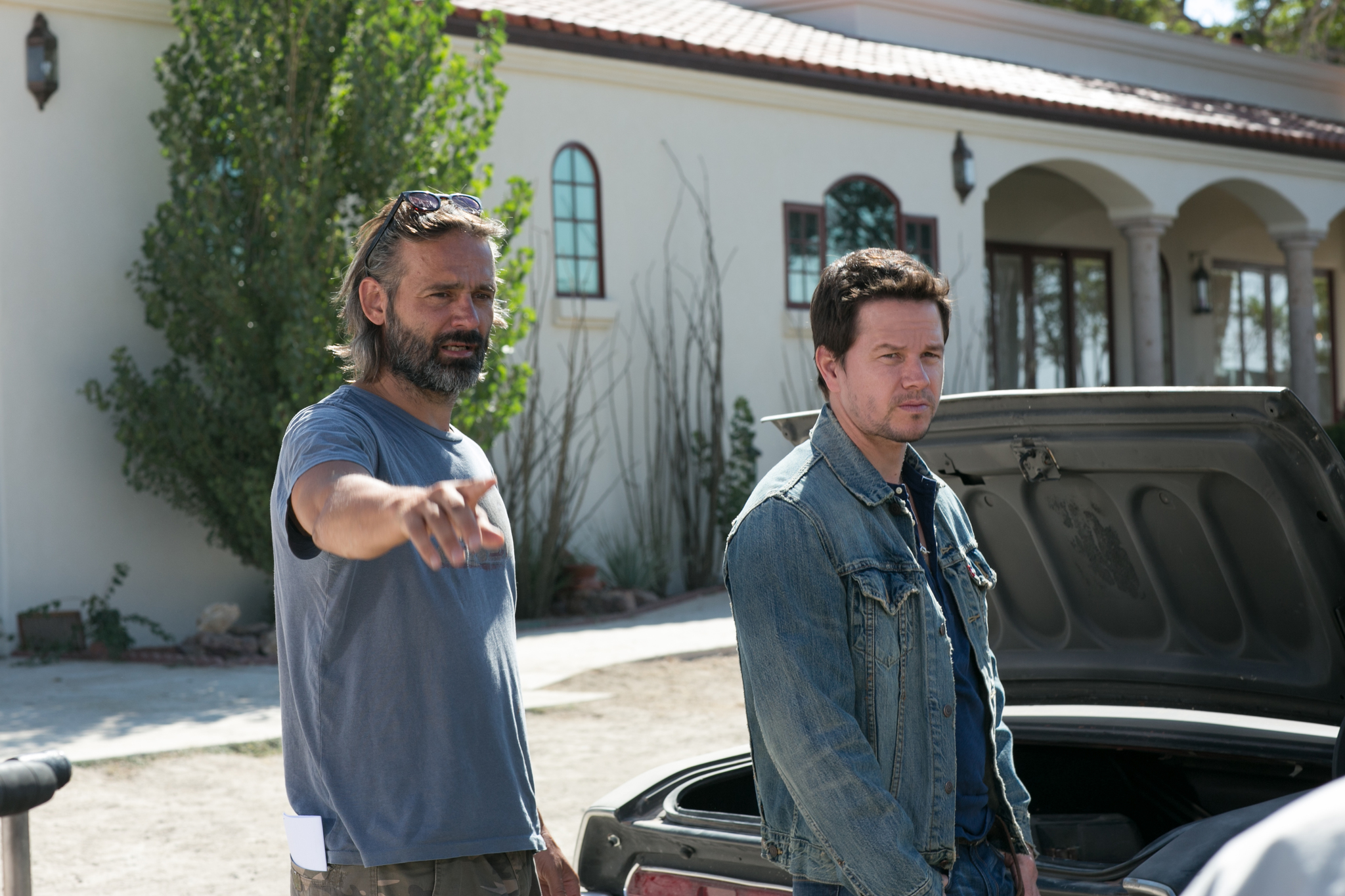 Mark Wahlberg and Baltasar Kormákur in 2 Ginklai (2013)