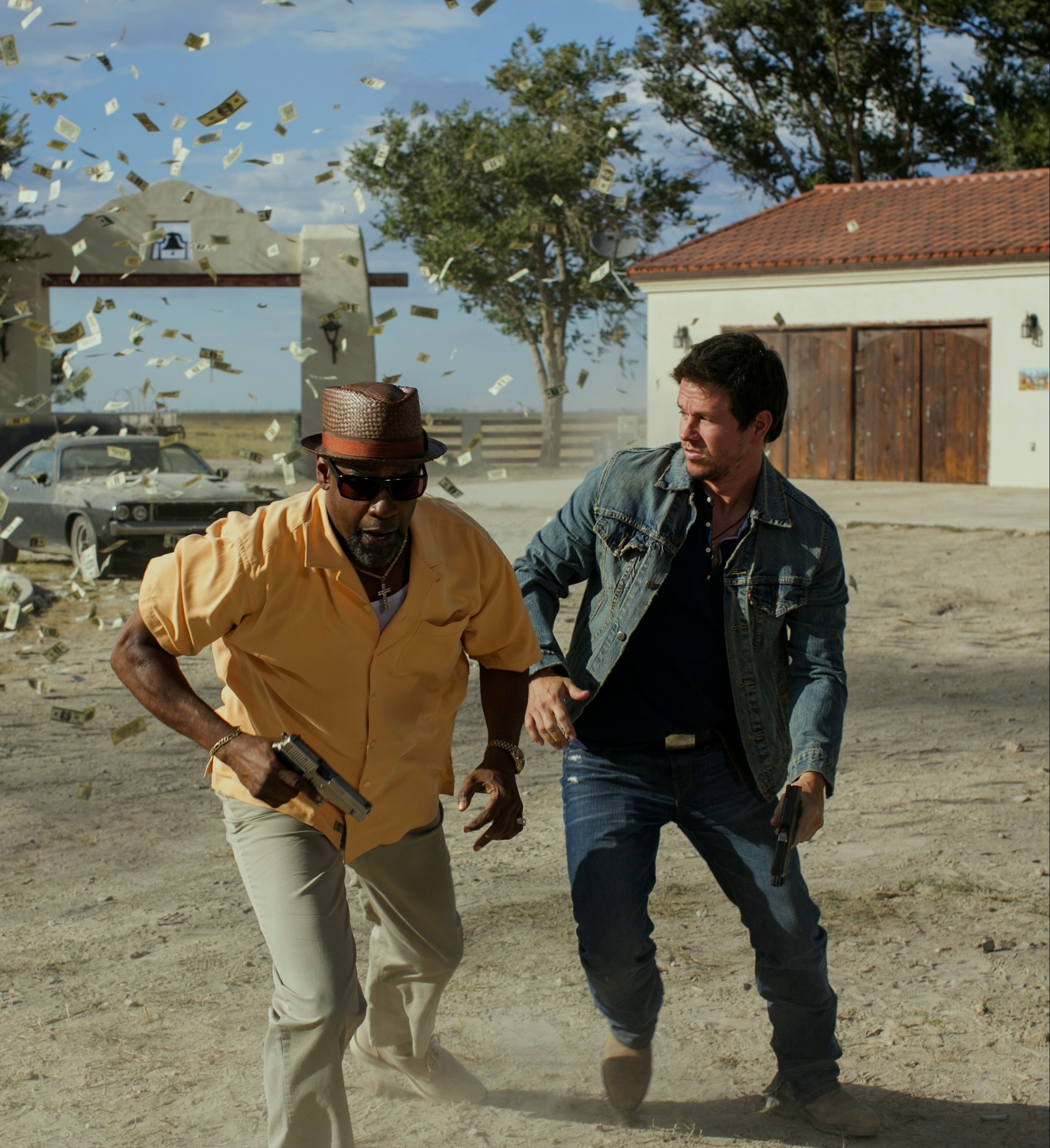 Still of Mark Wahlberg and Denzel Washington in 2 Ginklai (2013)