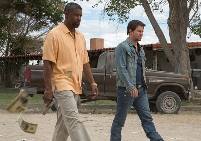 Still of Mark Wahlberg and Denzel Washington in 2 Ginklai (2013)