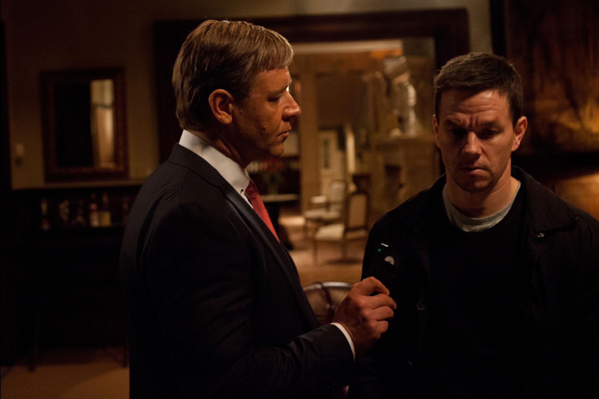 Still of Russell Crowe and Mark Wahlberg in Broken City (2013)