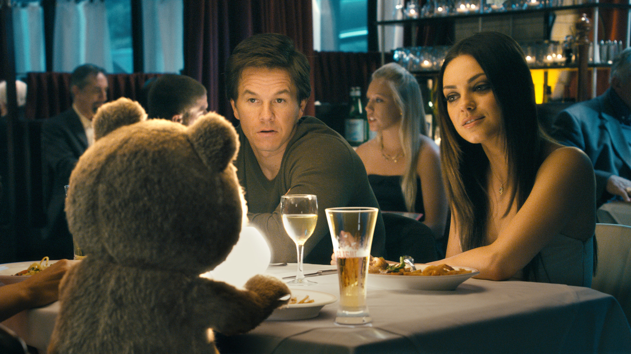 Still of Mark Wahlberg and Mila Kunis in Tedis (2012)