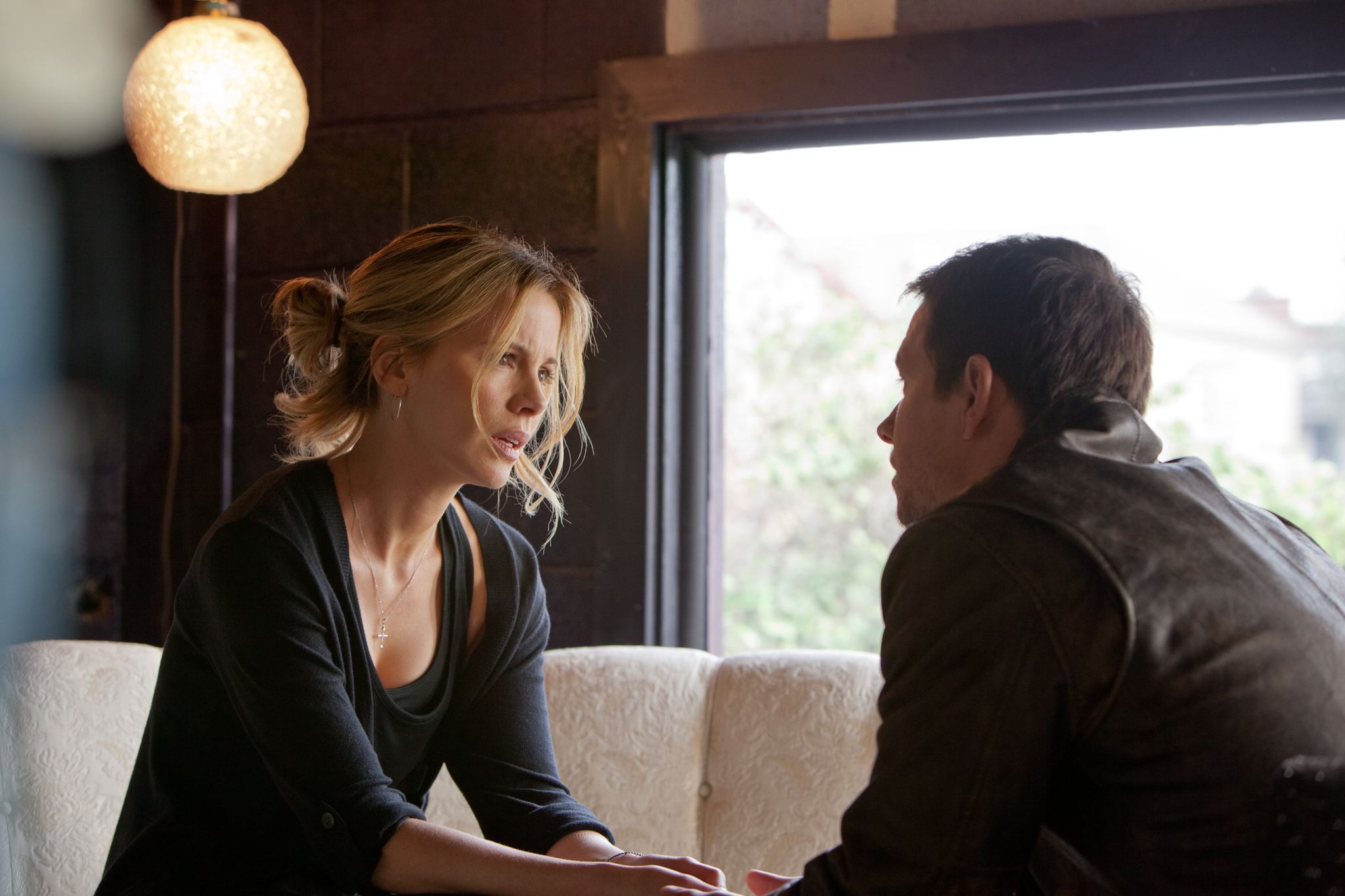 Still of Mark Wahlberg and Kate Beckinsale in Kontrabanda (2012)