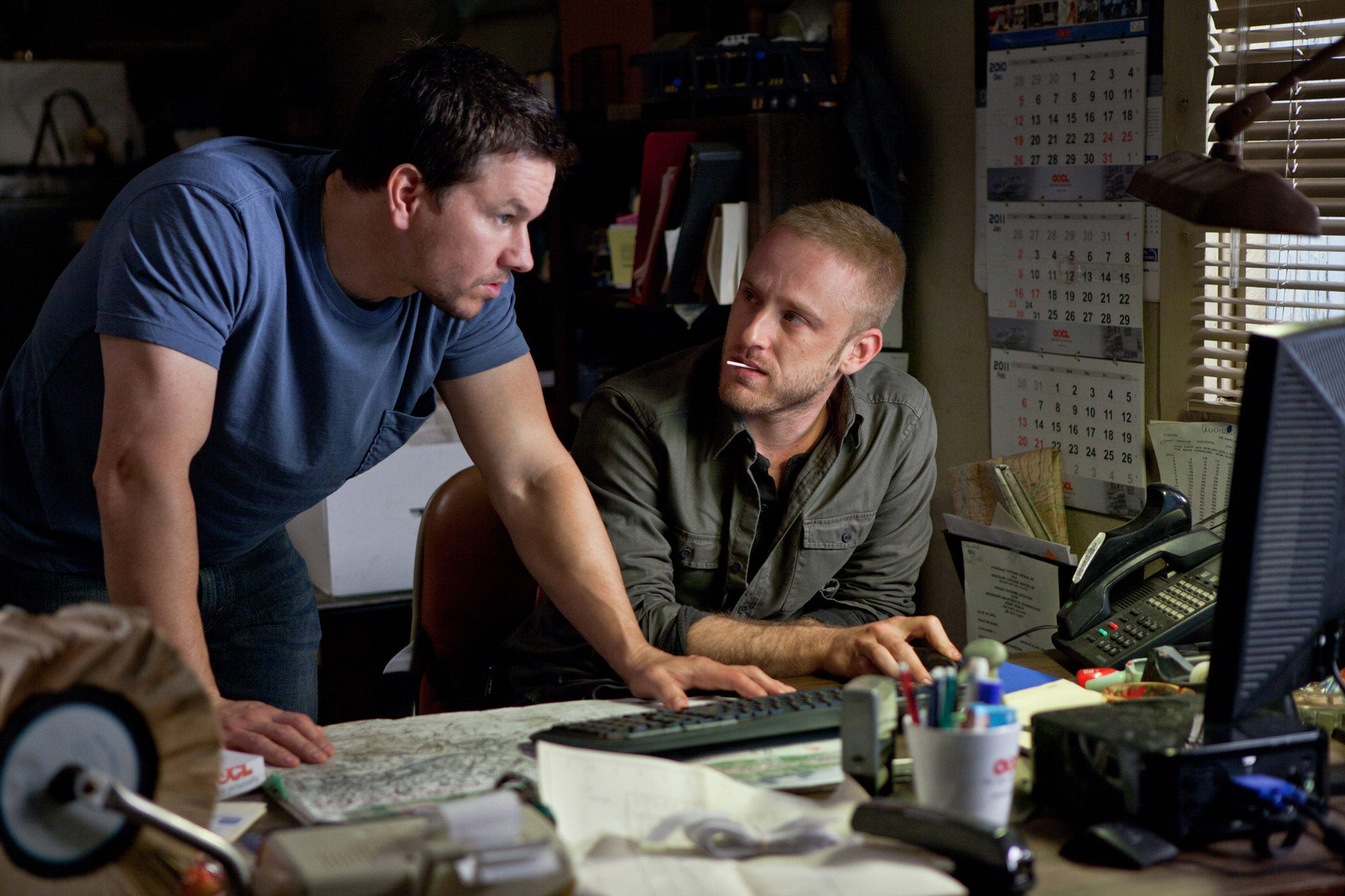 Still of Mark Wahlberg and Ben Foster in Kontrabanda (2012)