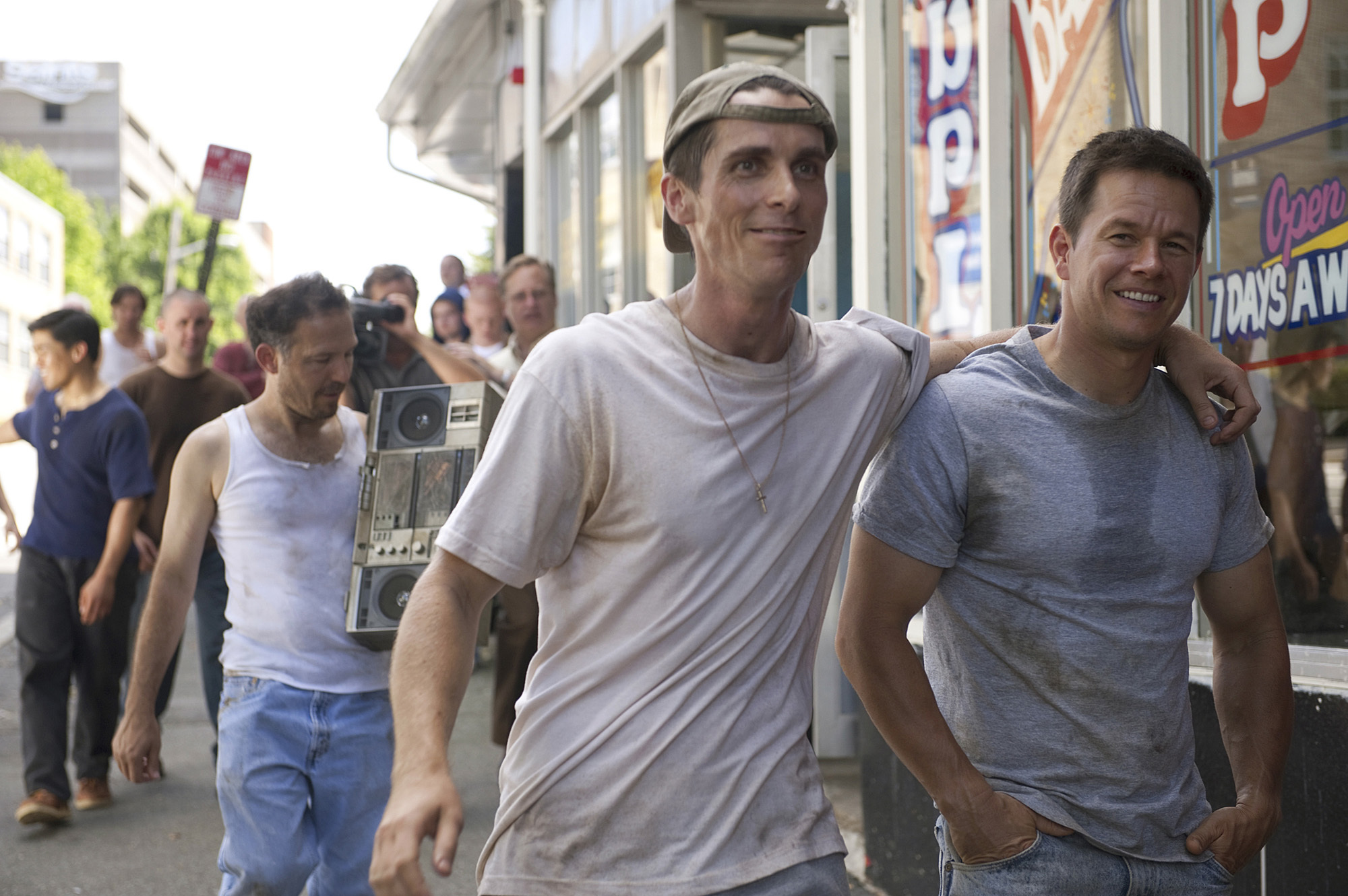 Still of Mark Wahlberg and Christian Bale in Kovotojas (2010)