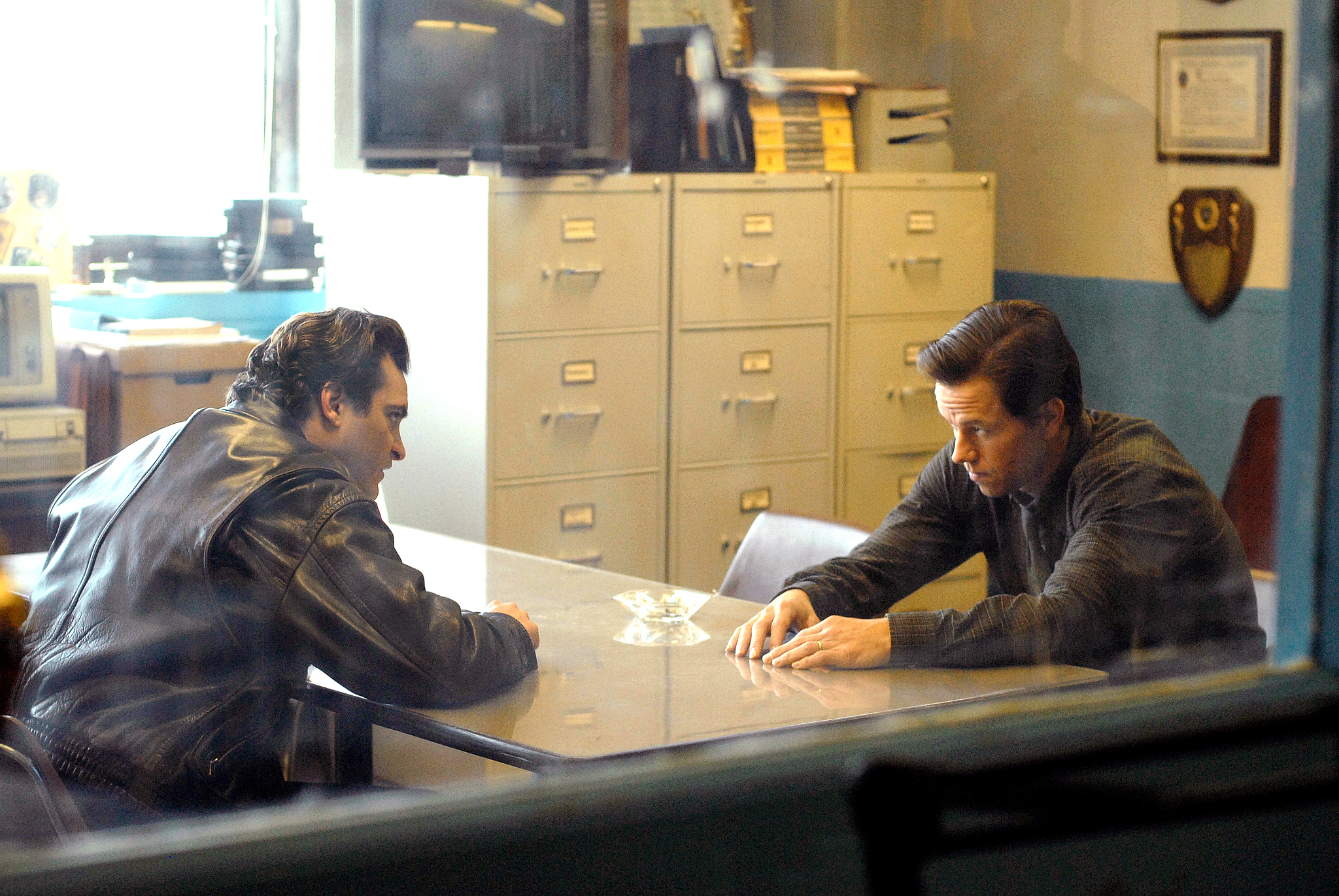Still of Mark Wahlberg and Joaquin Phoenix in We Own the Night (2007)